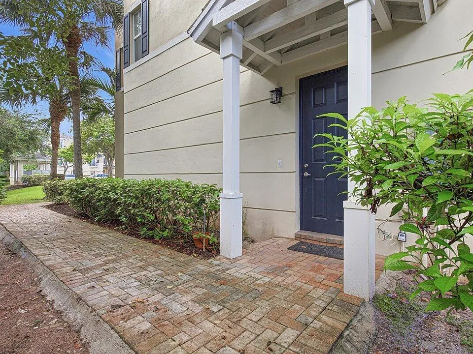 520 NW 39th Cir