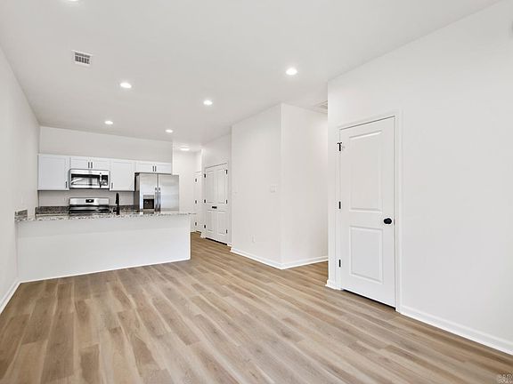 4th image of 1005 Johnson St