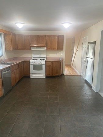 2nd image of 113 Sea St #2