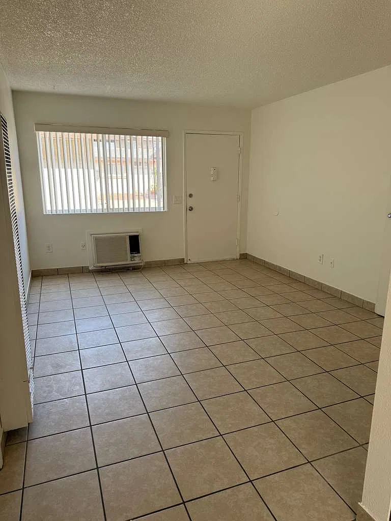 Country Club West Apartments — Photo 4