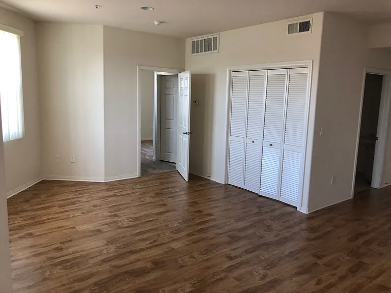 Glenoaks Villas — Photo 51