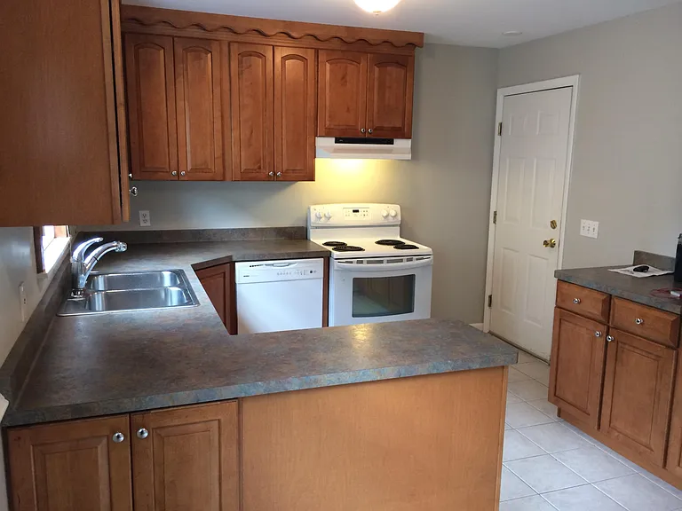 411 W Hickory St — Photo 2