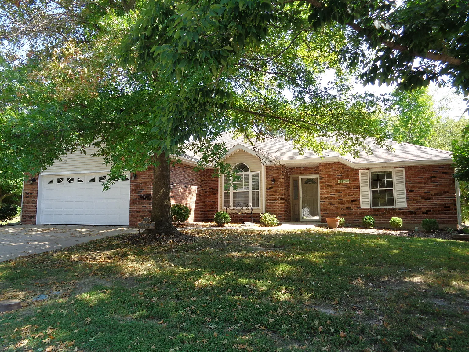 3 bed, 2.0 bath, 1830 sqft, $1,995 — Photo 2