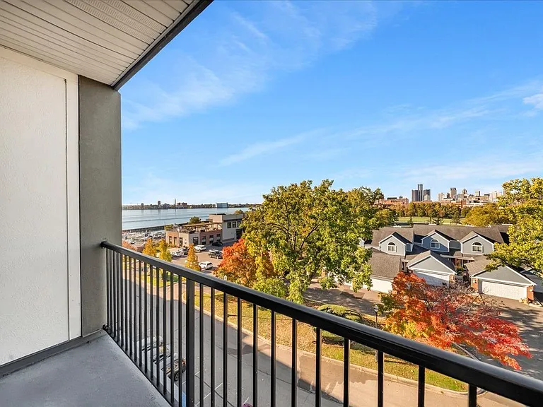 Waters Edge Apartments of Harbortown — Photo 30