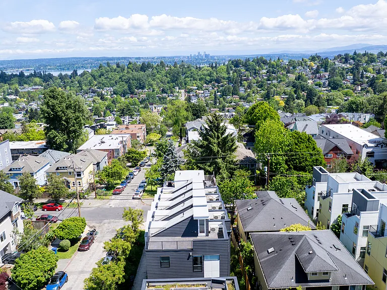 2327 E Denny Way — Photo 32