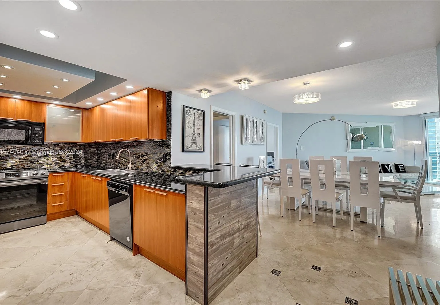 La Perla Condo — Photo 4