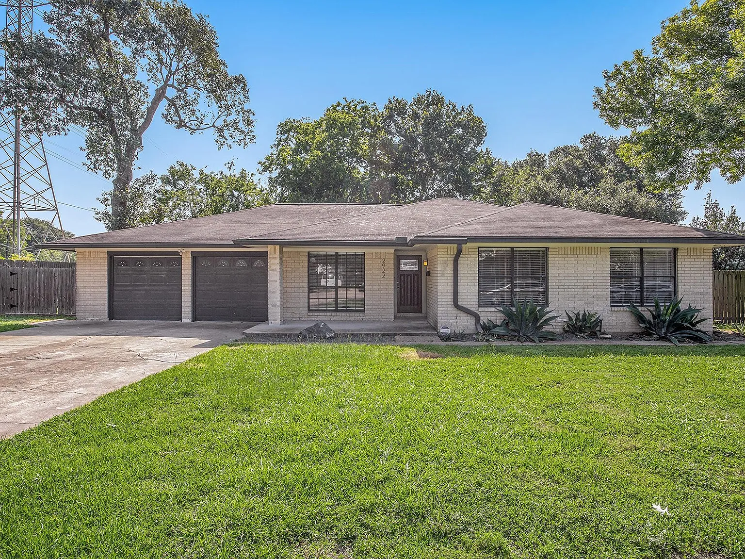 3 bed, 1.5 bath, 1240 sqft, $1,950 — Photo 2