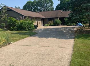 21455 Meadows Edge Ln, Strongsville, OH 44136
