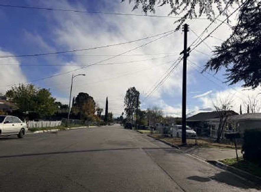 Exterior Neighborhood (street photo)