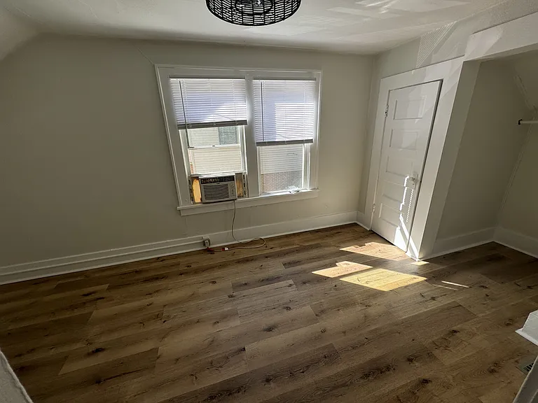 609 Harwood Ct — Photo 2