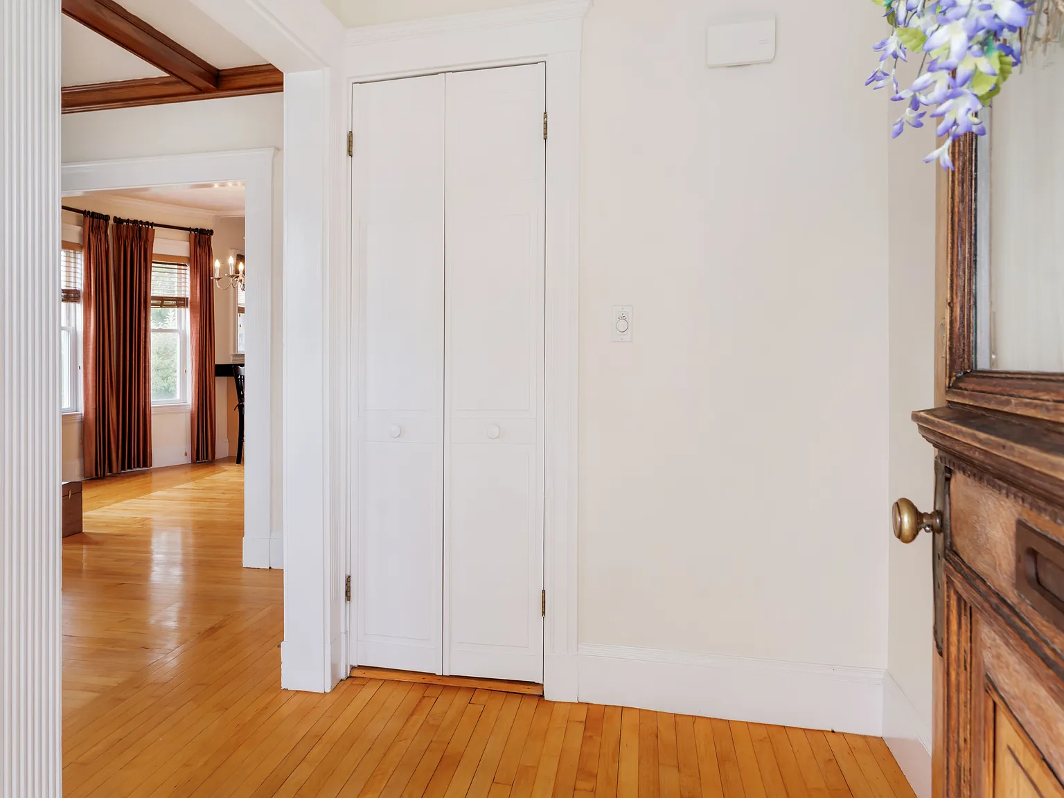 3 bed, 1.0 bath, 1200 sqft, $3,300 — Photo 2