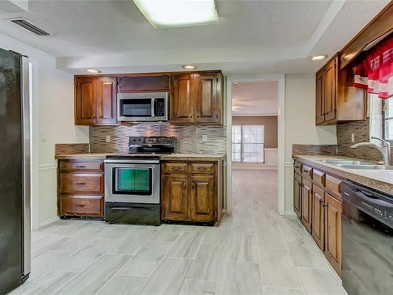 10406 Reclinata Ln — Photo 11