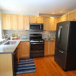 4th image of 146 27th St #A