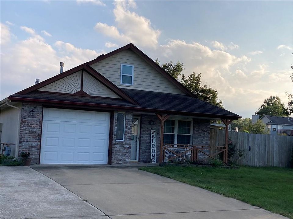 1st image of 211 SW Blue Branch Cir