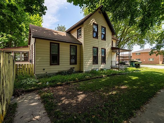 3rd image of 212 W Maple St