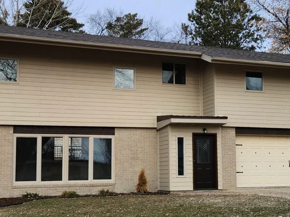 1003 Harrison Dr NW, Minot, ND 58703