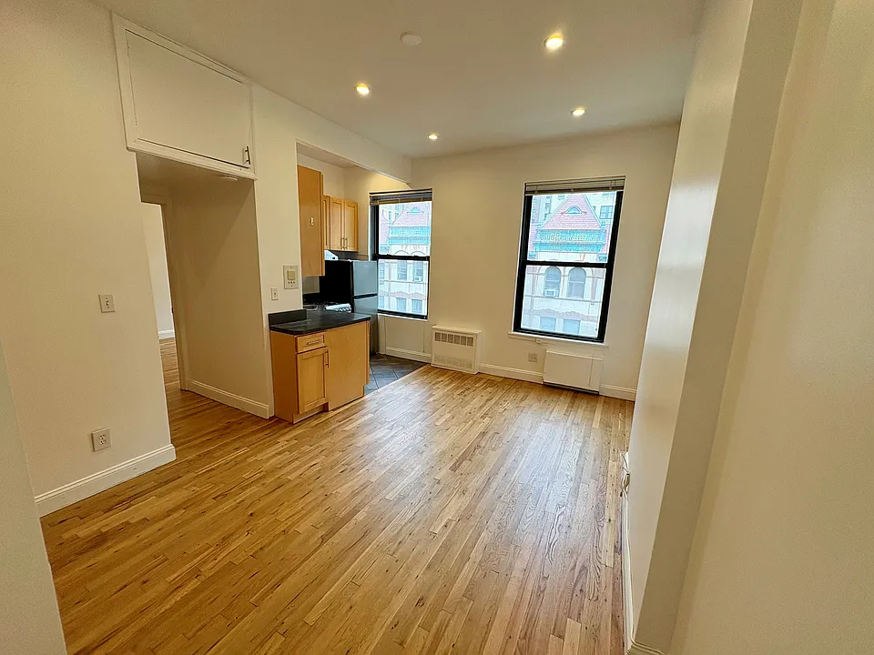 330 W 85th St #4A