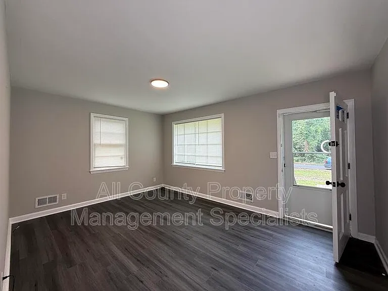 1013 Pinelane Rd — Photo 7