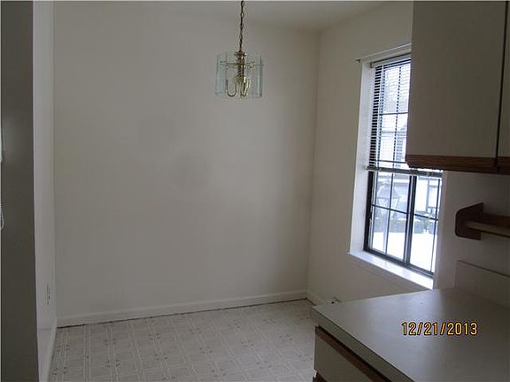 4th image of 11 Brittany Dr