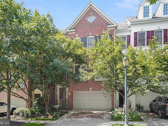 2nd image of 811 Oak Knoll Ter