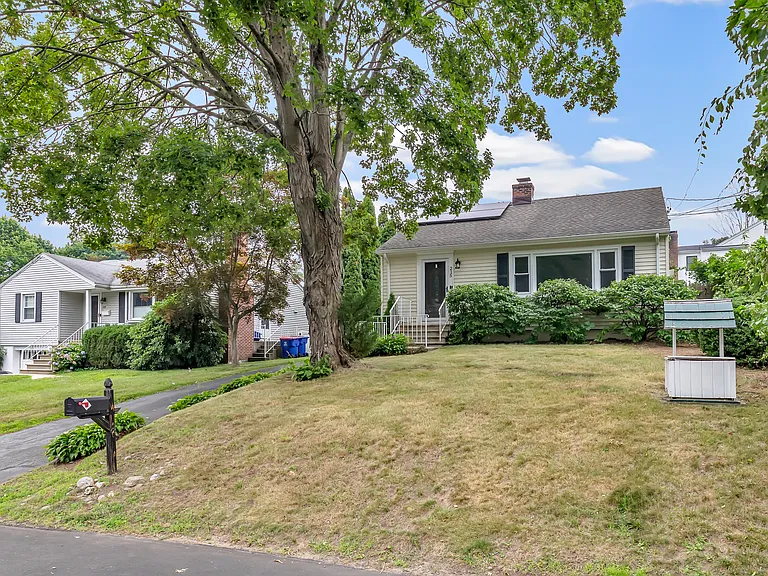 215 Bennett St — Photo 2