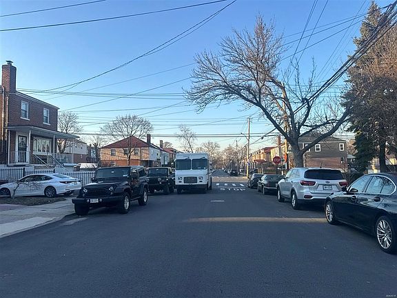 5th image of 2572 Pearsall Ave