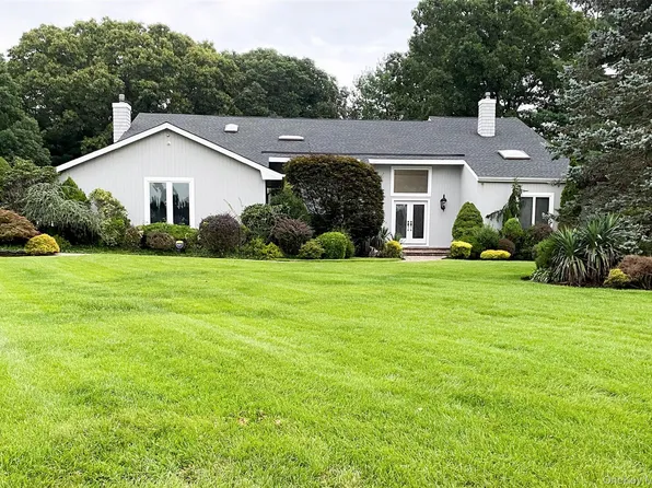 4 Laurelwood Court, Dix Hills, NY 11746