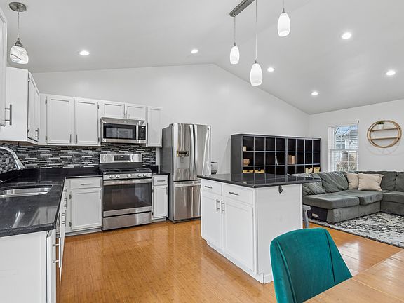 5th image of 2104 Oakleaf Ln