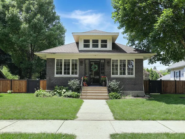 1031 S 4th St, St Charles, IL 60174