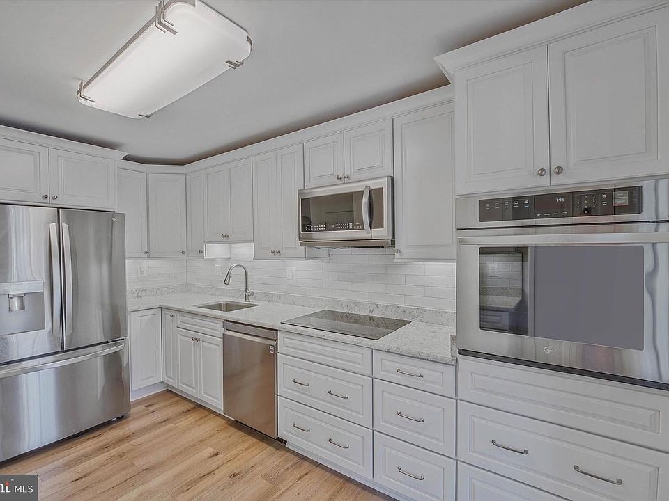 1st image of 309 Yoakum Pkwy APT 807