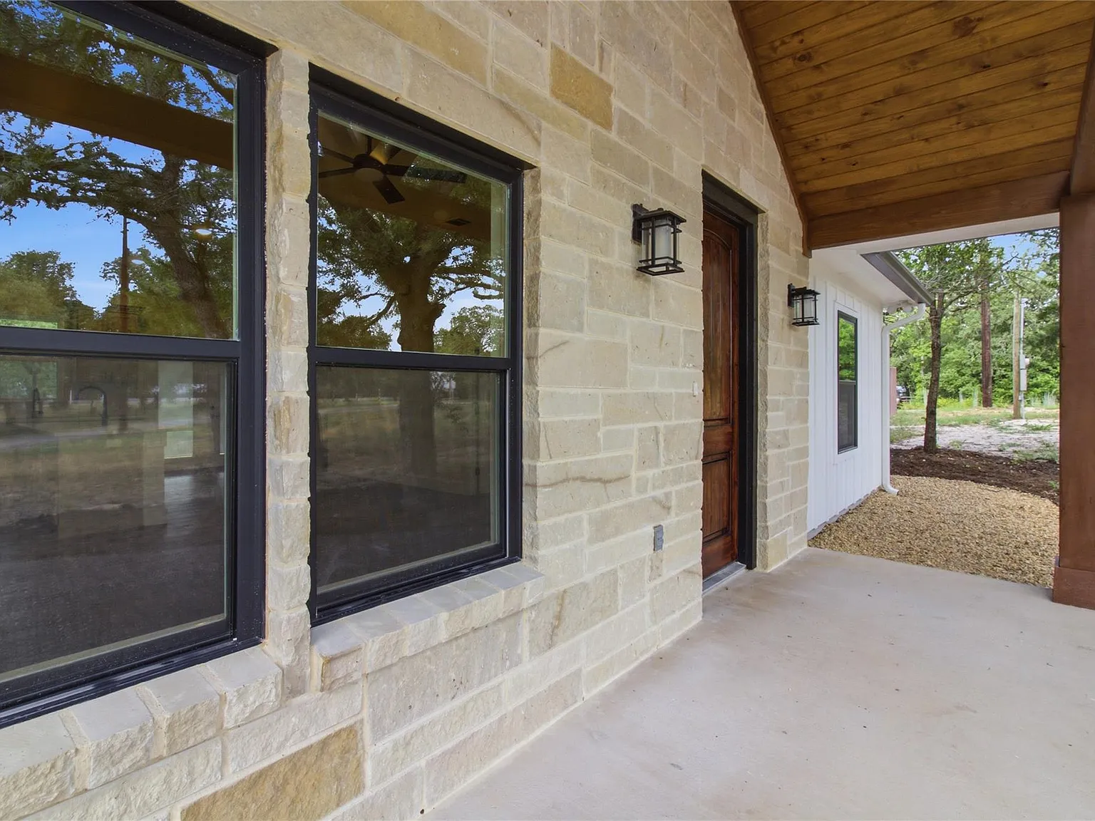 3 bed, 2.0 bath, 1334 sqft, $1,850 — Photo 1