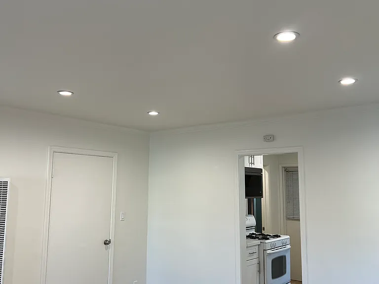 11662 Chandler Blvd — Photo 23