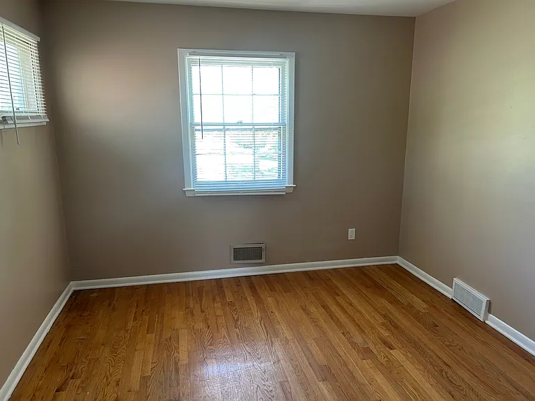 9400 Woodward St — Photo 5