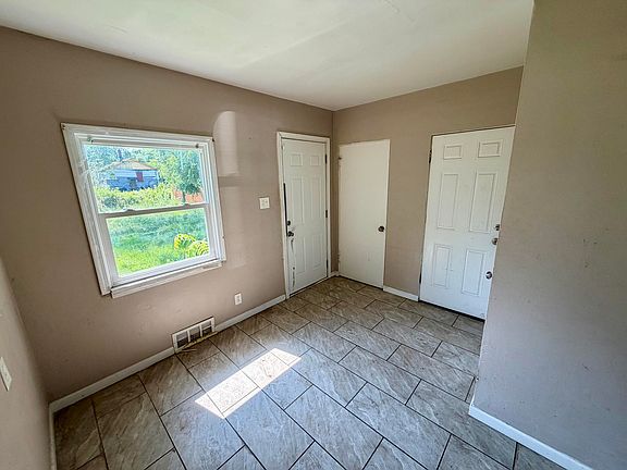 4th image of 460 Hovey St