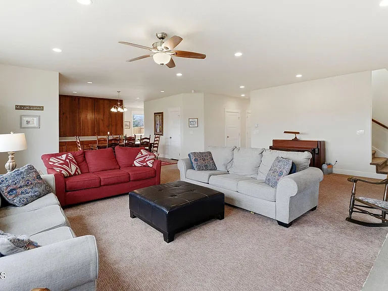 415 E Earl St — Photo 20