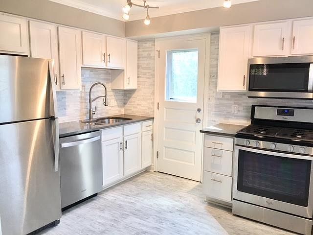 Kitchen, Custom features