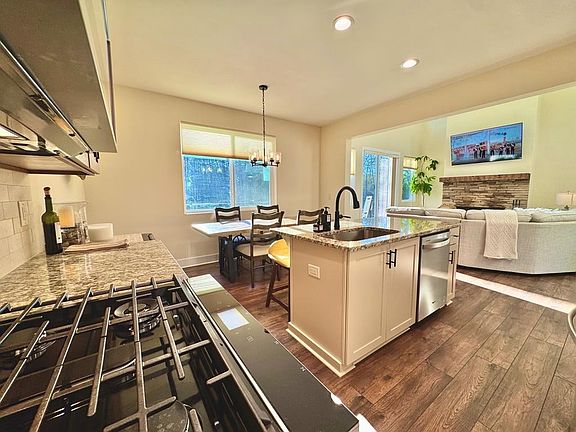 3rd image of 939 Sunset Rd