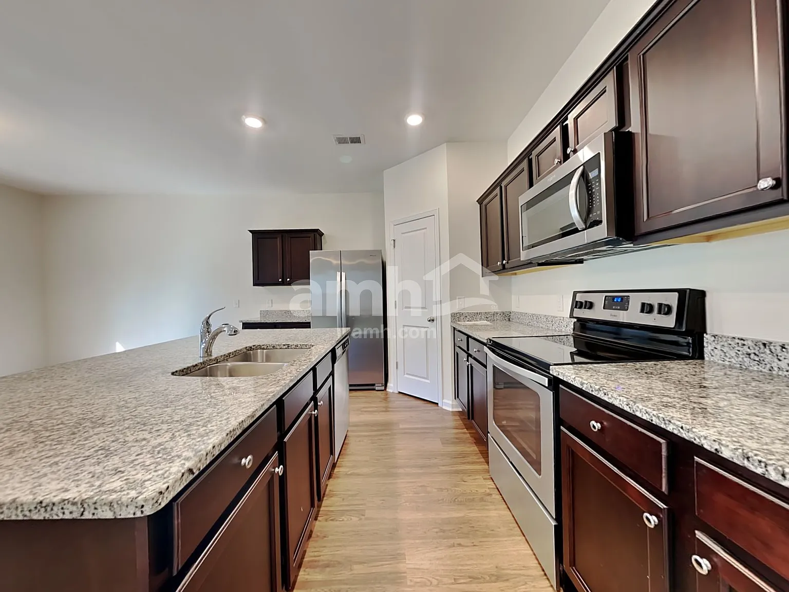 4 bed, 3.0 bath, 2260 sqft, $2,420 — Photo 3