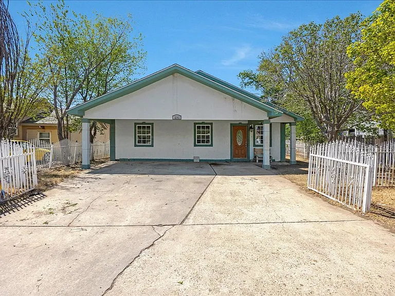 2202 Brook Ave — Photo 3