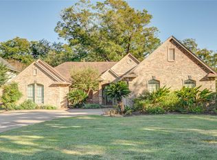 102 River Oaks Dr, Lake Jackson, TX 77566