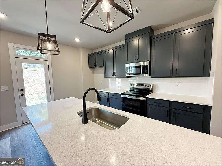 5704 Urban Vlg W — Photo 13
