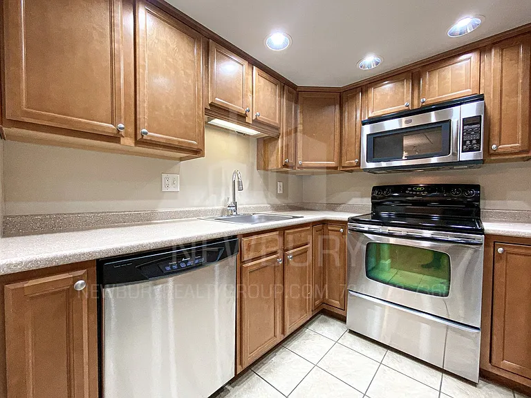 530 N Main Street - The Townhouse. — Photo 36