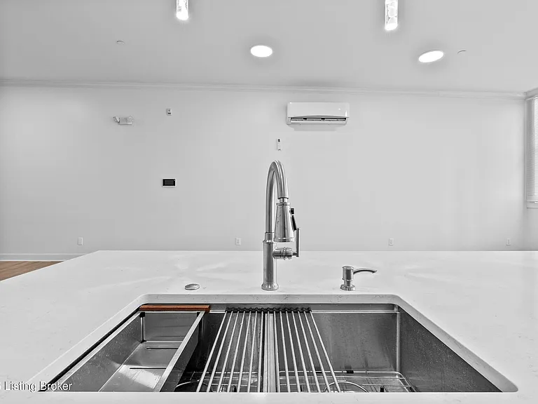 540 S 4th St #401 — Photo 36