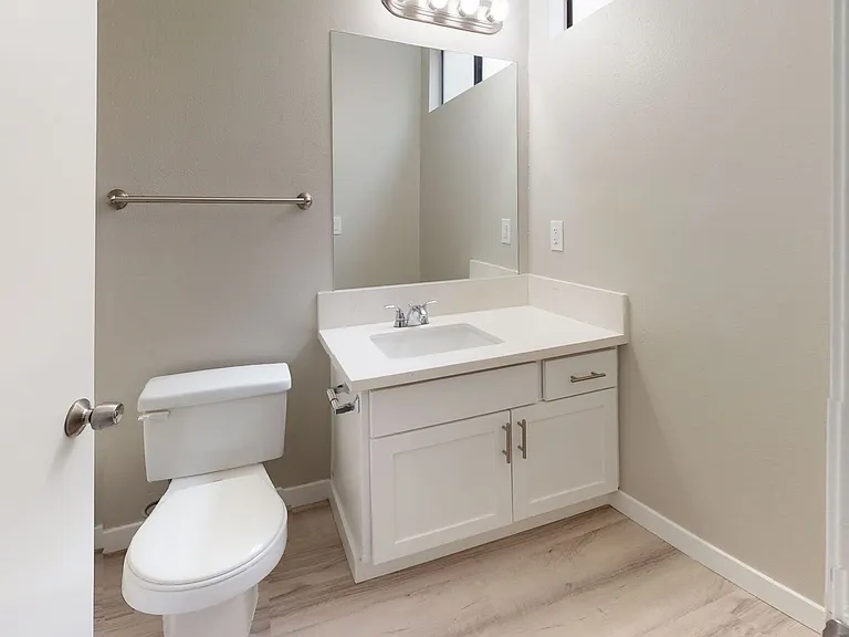 Charming Tudor-Style Apartments in Prime Sherman Oaks Location — Photo 11