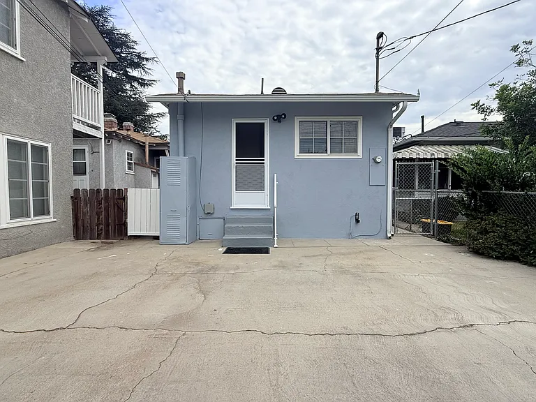 4112 W Victory Blvd — Photo 23