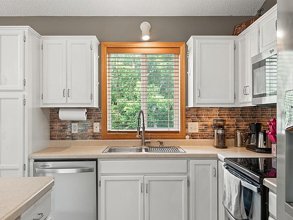 4th image of 157 Corrinne Dr