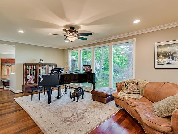4th image of 833 Highland Park Ct
