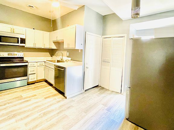 3rd image of 2851 Pennsylvania Ave #2F
