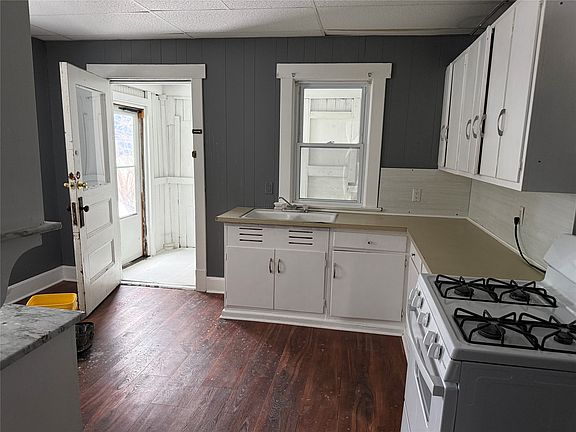 4th image of 32 Farr Ave