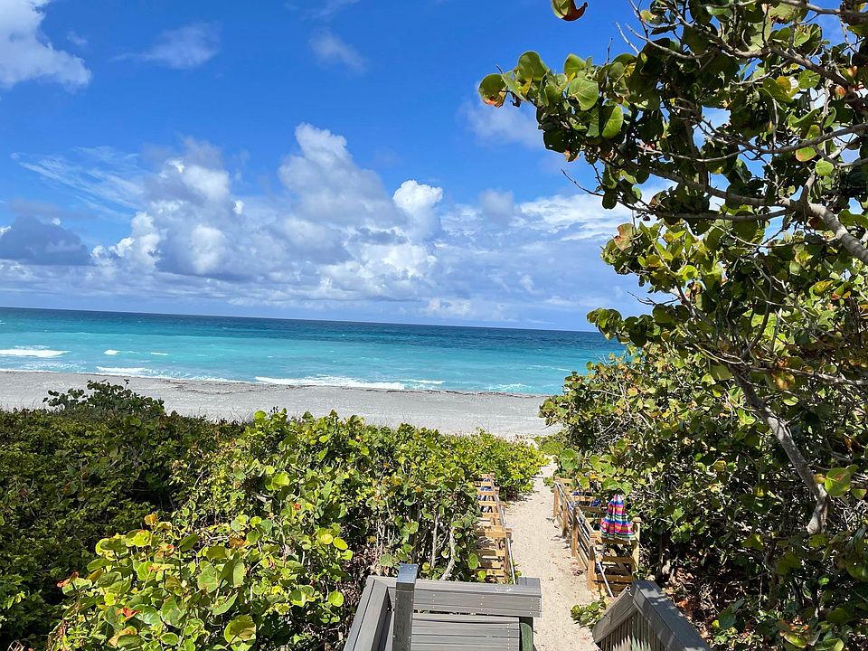 Private entry from pool to beach